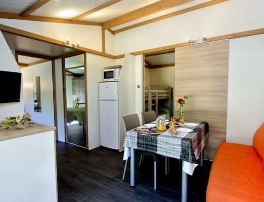 Zona salón comedor del bungalow adaptado, camping Assegoda Park. Imagen tomada de www.bassegodapark.com