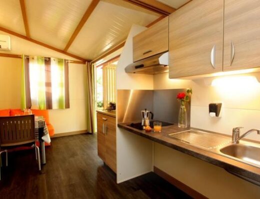 Cocina adaptada que permite acercamiento frontal con silla de ruedas. Camping Assegoda Park. Imagen tomada de www.bassegodapark.com