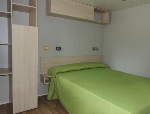 Habitación accesible del bungalow adaptado del Camping Illa Mateua. Imagen tomada de http://www.campingillamateua.com