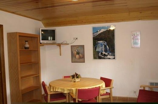 Salón-comedor del bungalow adaptado, Ctro. de Vacacines Morillo de Tou. Copyright: Morillo de Tou.