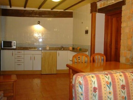Zona cocina-comedor apartamento rual La Fragua. Foto tomada de www.bajoelarce.com