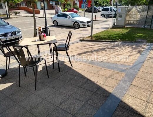 Terraza del Gastrobar Distrito 23 en Ajo, Cantabria.