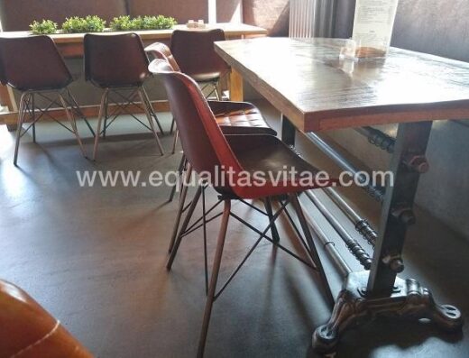 Mobiliario que permite acercamiento frontal en silla de ruedas, Gastrobar Distrito 23 en Ajo, Cantabria.