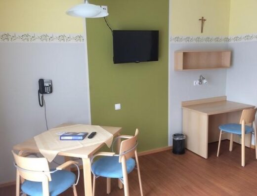 Interior de una de las habitaciones accesibles del Retiro familiar Santa Úrsula Naundorf. Imagen tomada de www.ferien-naundorf.de
