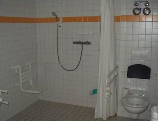 Uno de los baños adaptados del Retiro familiar Santa Úrsula Naundorf. Imagen tomada de www.ferien-naundorf.de