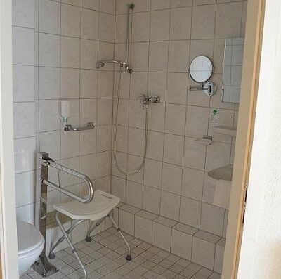 Baño adaptado de una de las habitaciones accesibles del hotel Haus Klement. Imagen tomada de http://haus-klement.de