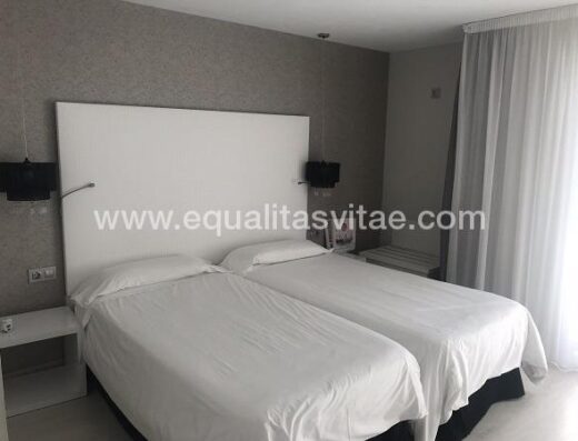 Una de las habitaciones accesibles del Alcudia Garden Aparthotel.