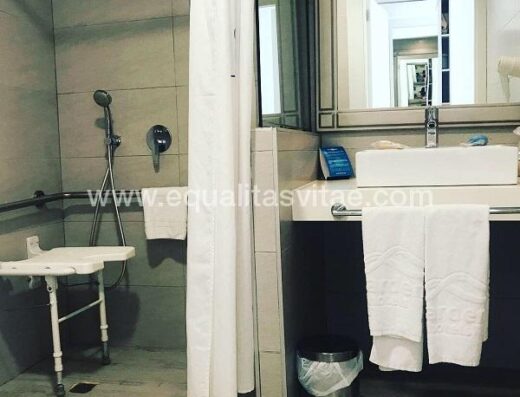 Interior del baño adaptado de una de las habitaciones accesibles del Alcudia Garden Aparthotel.