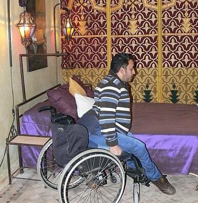 Espacio de acercamiento a la cama en una de las habitaciones accesibles del Hotel Riad Tarzout. Imagen tomada de www.riad-tarzout.com