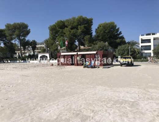 Puesto de socorro. Disponibilidad de sillas anfibias. Playa de Alcudia.