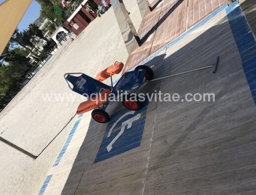 Una de las sillas anfibias de las que dispone la Playa de Alcudia.