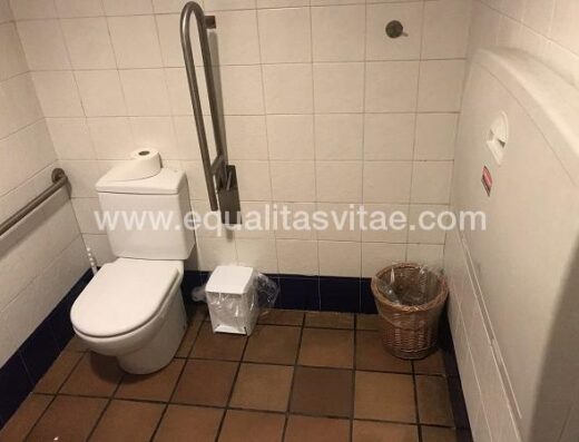 Baño adaptado para PMR. Restaurante Viena, Andorra.