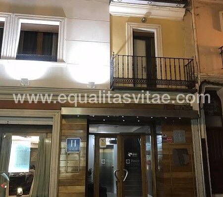 Entrada accesible al Hotel Sercotel Torico Plaza, Teruel.