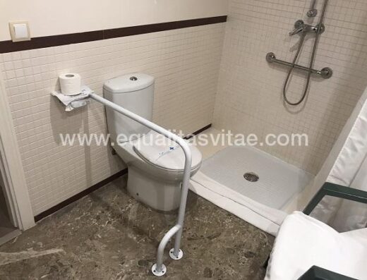 Interior del baño adaptado de la habitación accesible del Hotel Sercotel Torico Plaza, Teruel.
