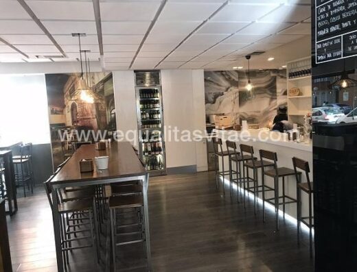 Interior del restaurante, mesas altas y bajas. Mano Lenta, Vitoria.