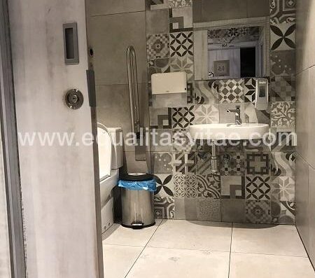 Entrada al baño adaptado para PMR. Mano Lenta, Vitoria.