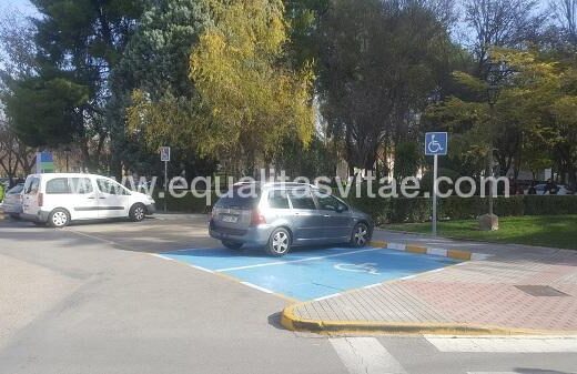 Plaza de aparcamiento adaptada para PMR cercana al ayuntamiento de Almansa.