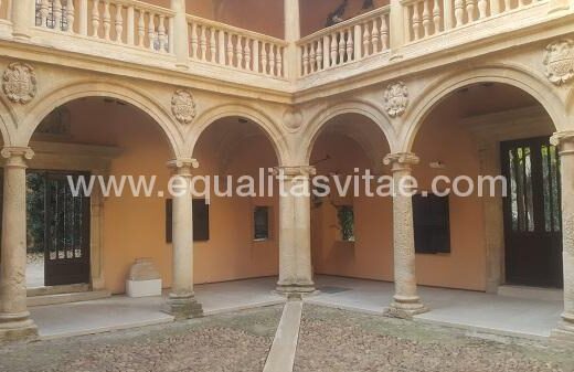 Patio interior del Ayuntamiento de Almansa.