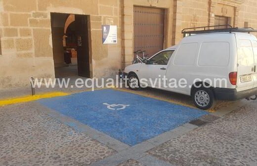 Plaza de aparcamiento para PMR junto a la puerta de entrada de la Alhóndiga de Villanueva de Los Infantes, Ciudad Real.