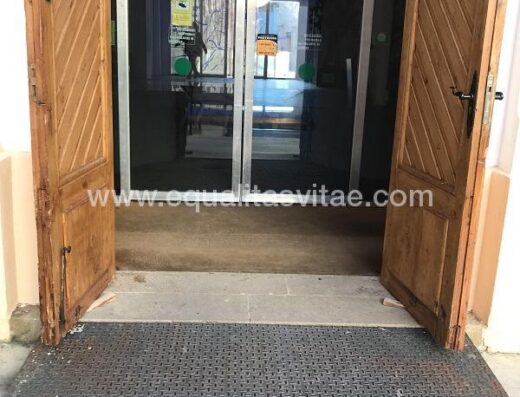 Rampa en la puerta principal. La peurta es acristalada y de apertura automática