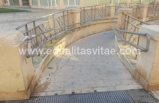 Rampa de acceso plaza de la Catedral de Albacete.