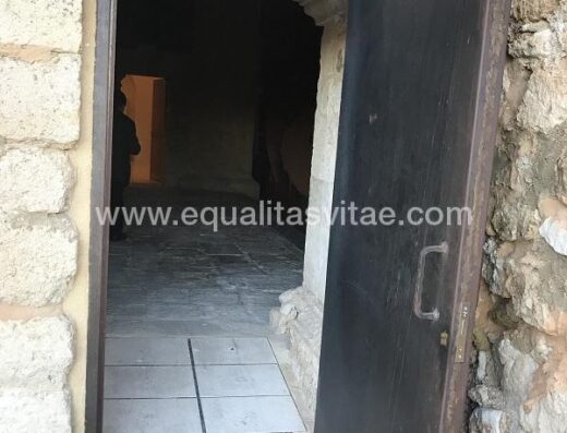 Puerta lateral de acceso para personas con discapacidad