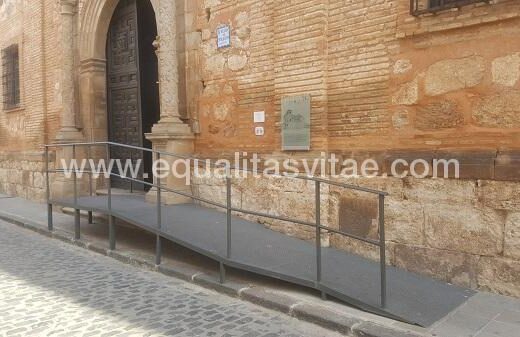 Acceso a través de rampa, iglesia de San Agustín de Almagro, Ciudad Real.