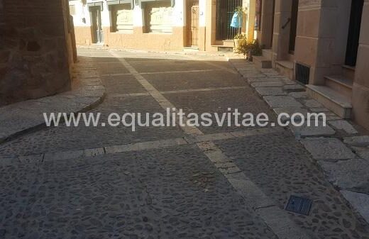 Itinerario desde la plaza reservada para PMR, Iglesia de San Andrés de Villanueva de los Infantes, Ciudad Real.