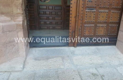 Entrada accesible para PMR. Iglesia de San Andrés de Villanueva de los Infantes, Ciudad Real.