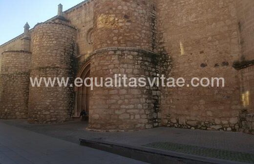 Fachada con puerta accesible para PMR.  Iglesia de San Pedro, Ciudad Real.
