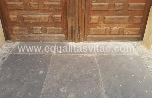 Acceso a cota cero.  Iglesia de San Pedro, Ciudad Real.