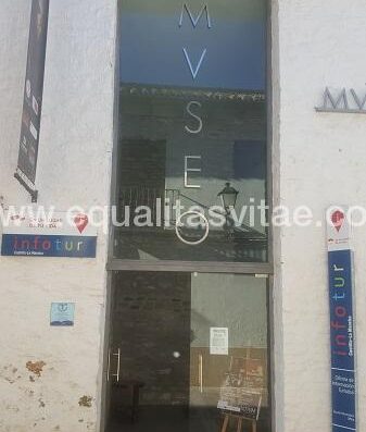 Acceso al Museo de Arte Contemporáneo de Villanueva de los Infantes, Ciudad Real.