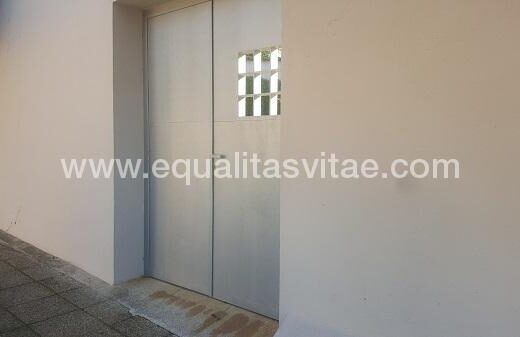 Puerta accesible para usuarios en silla de ruedas. Hospital de Mineros de Almadén, Ciudad Real.