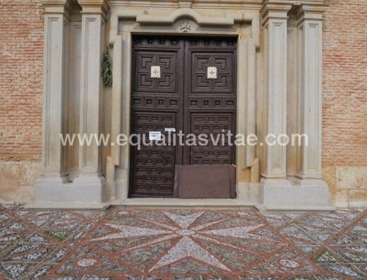 Puerta principal, entrada accesible a través de rampa portátil, Ermita del Cristo del Valle, Tembleque.