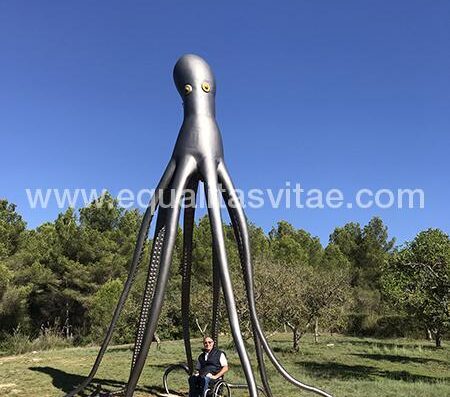 Pulpo en jardines exteriores de Museo Sa Bassa Blanca de Alcudia. Mallorca.