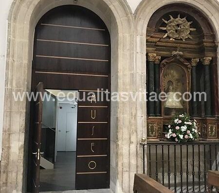 Puerta de acceso del museo accesible de Tapices de Pastrana