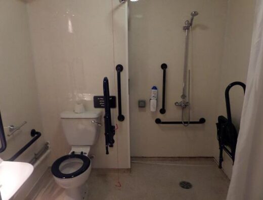Baño adaptado de la Habitación accesible del hotel Red Squirrel en Stevensoton, Escocia.
