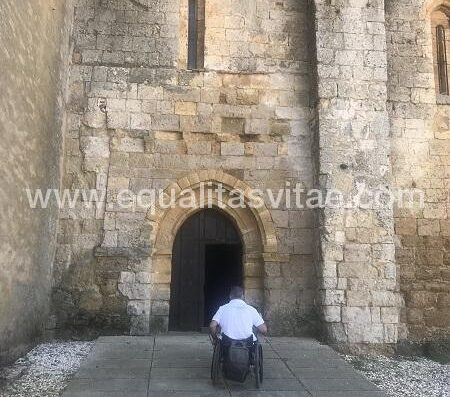 Entrada accesible para PMR. Colegianta Santa María la Blanca, Villalcázar de Sirga, Palencia.