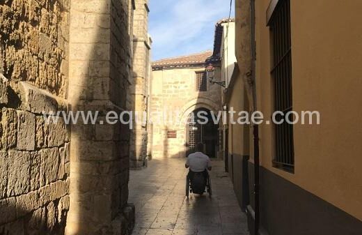 Entorno y entrada accesible. Museo de Arte Contemporáneo de Carrión de los Condes, Palencia.