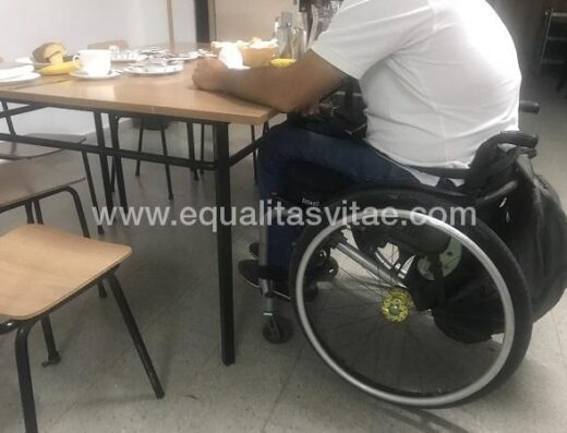 Mesa en desayunador que impide acercamiento frontal a usuarios en silla de ruedas. Casa acogida Nuestra Señora de Belén, Carrión de los Condes, Palencia.
