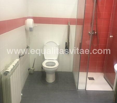 Uno de los baños accesibles del Albergue Municipal de Calzadilla de la Cueza, Palencia.