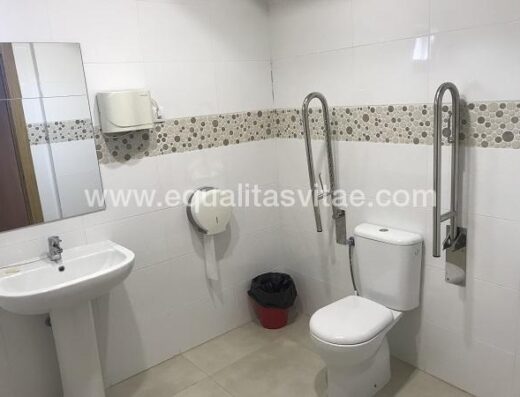Baño adaptado en zonas comunes, Albergue La Perala, Bercianos del Real Camino, León.