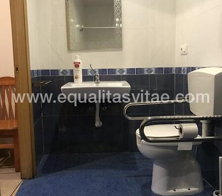 Baño adaptado de la habitación accesible. Albergue San Gil, Reliegos.