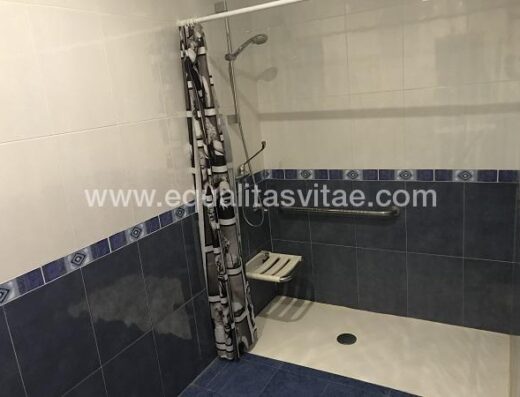 Ducha enrasada del baño adaptado. Albergue San Gil, Reliegos.