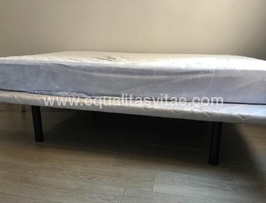 Habitación accesible, capacidad para 1 persona. Cama con huco inferior libre. Hotel rural Casa de los soportales, Mansilla de las Mulas.