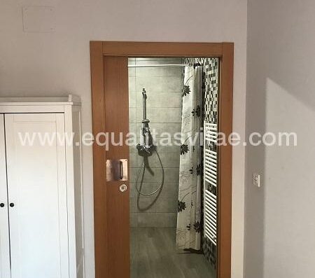 Acceso baño adaptado de la habitación accesible. Hotel rural Casa de los soportales, Mansilla de las Mulas.