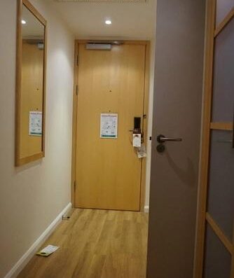 Acceso a la habitación y pasillo. Hotel Doubletree by Hilton, Westminster Londres. Imagen cedida por https://hotelesflyurrun.wordpress.com