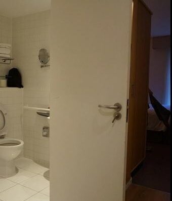 Puerta entrada al baño adaptado de la habitación. Hotel Doubletree by Hilton, Westminster Londres. Imagen cedida por https://hotelesflyurrun.wordpress.com