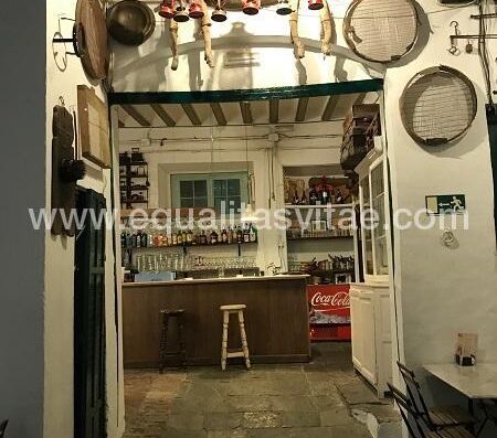 Interior espacioso, accesible para usuarios en silla de ruedas. Bar Las Cuadras, Jerez de la Frontera, Cádiz.