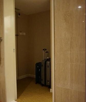 Entrada a la habitación accesible. Hotel Marina Mandarin, Ciudad de Singapur. Imagen cedida por https://fly-urrun.com/